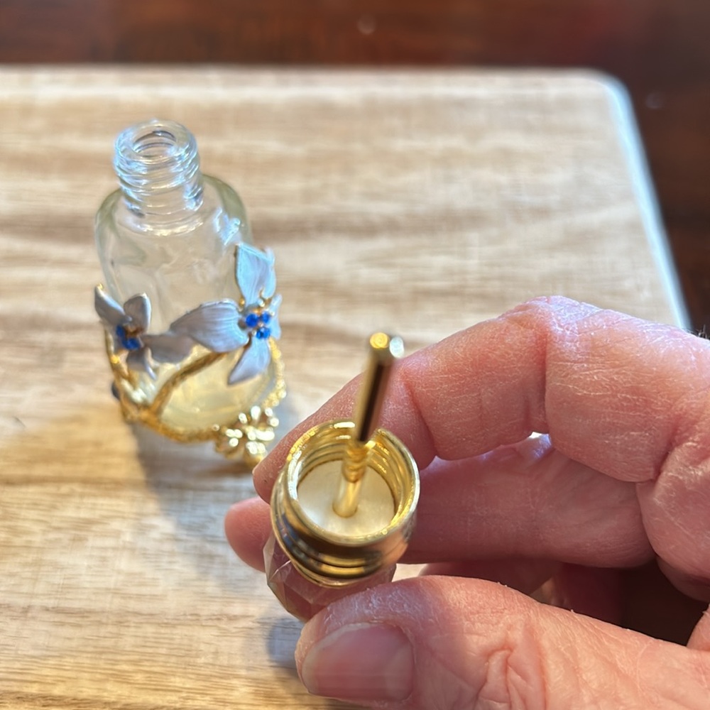 💕HOST PICK 💕Perfume Bottle Vintage 3 Leg White Flowers Blue Crystals Gold Tone - Picture 10 of 16